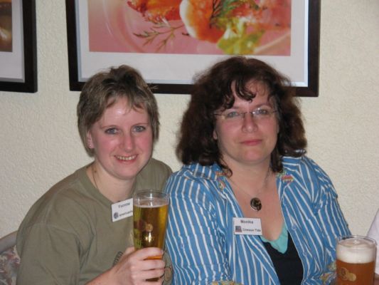 das Bier schmeckt jedenfalls!! Yvonne(americanhero) und Monika(CrimsonTide)
