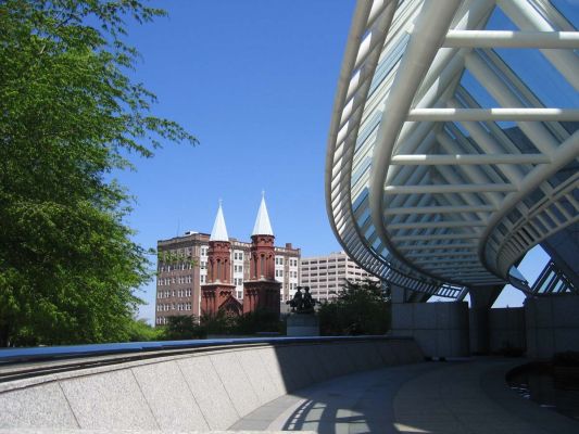 Typisch City :  "Postmoderne" vs. "Historik"
Die kleine "Sacred Heart Catholic Church" von 1897 hält sich wacker zwischen den Hochhäusern am Sun Trust Plaza, ca. 100 Jahre später erbaut.

