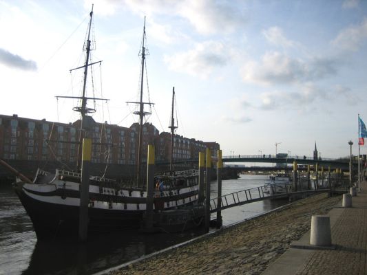 Das Pannekoken-Schip
Für die "Südstaatler" = Die Übersetzung ist natürlich Pfannekuchen-Schiff an der Schlachte. 
