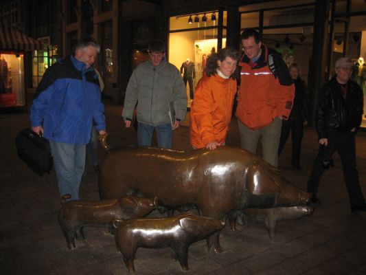 In der Sögestraße...
....Gruppenbild mit den Schweinen....
