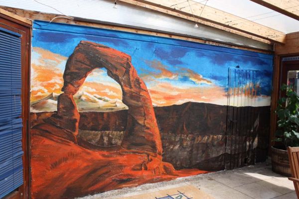 Delicate Arch im Wintergarten
Da ich 2010 nicht in die USA reisen konnte, habe ich mir die USA eben nach Hause geholt, indem ich ein eigenes Foto in ca. 4.5 m x 2,8 m frei Hand auf die Wintergarten-Wand gemalt habe.
Die Tour zum Arch fand schon 2004 statt, bleibt aber unvergesslich!
