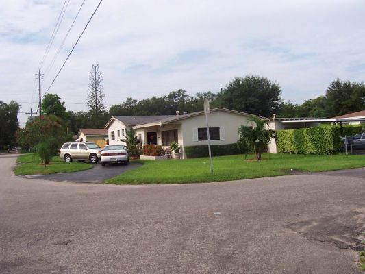 Wohnsiedlung im Zentrum von Miami
Bemerkenswert, alle Häuser ohne 2. Stock, 
ohne besonders gepflegten Garten und meistens ohne 
Garage.
