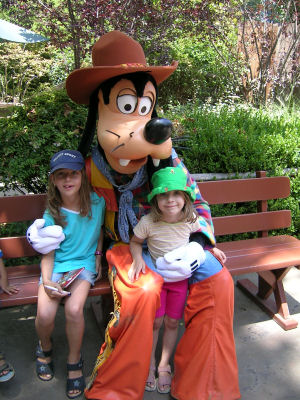 Goofy mit den Kindern
