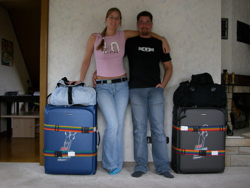 Vor unser Reise mit gepackten Koffern
