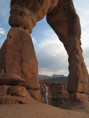 Romy + Patrick am Delicate Arch

