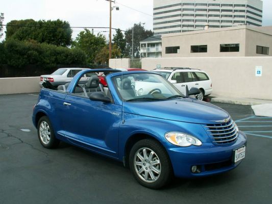Die Art der Vortbewegung
Leider hatte der nette schnittige Flache keine Möglichkeit für einen MP3 Anschluß gehabt.
Aber dieser kleine blaue Freund hat es ganz schön in sich: PT Cruiser, Special Edition, 2,4 L Turbo.
Vielen Dank auf diesem Wege für die vielen Meilen, die du uns ertragen hast!
