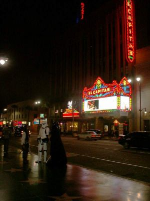 Hollywood Boulevard und seine Kinder
Es wird dunkel und schon treffen sich Piraten, Bösewichte und Sternenkrieger auf einem Fleck

