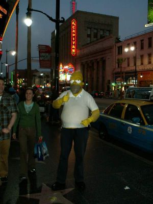 Homer in LA
Also da hätte er sich den Bauch ja wirklich anfuttern können ... 
