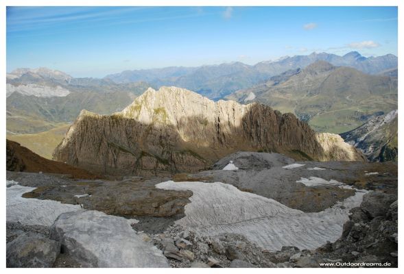 Blick von der Breche de Roland 
Vom spanischen Ordesa Nationalpark wanderten wir in einer 4-tägigen Rundtour durch das Felsentor der Rolandsscharte (Breche de Roland) auf die französische Seite in den Pyrenäen Nationalpark. Das war die Aussicht aus der Felsscharte auf die Pyrenäengipfel der französischen Seite mit dem Geröllfeld und den Ausläufern des Tallion Gletschers. 
