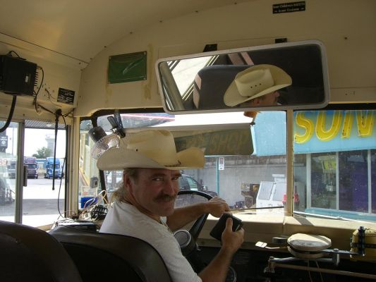 Kurze Rast
Kurze Pause, Gelegenheit sich noch einmal mit Getränken einzudecken, denn in diesem Bus gibt es keine AC
