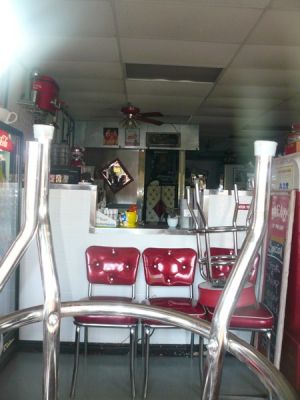 Diner mit hochgestellten Stühlen...

