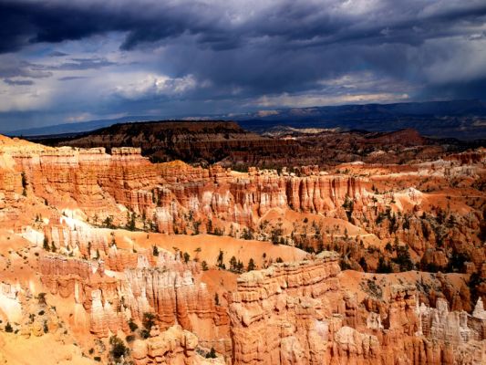 Bryce Canyon
Der Bryce Canyon noch teilweise in der Nachmittagssonne aber auch teilweise schon von Regenwolken eingenommen.
Schlüsselwörter: Bryce Canyon, Utah