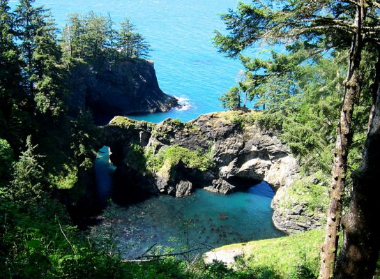Double Bridge
Aussichtspunkt auf die natural bridge Cove im Samuel H. Bordman State park im südlichen Oregon
