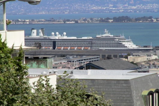 2006-10-04 11 Kreuzfahrtschiff.jpg