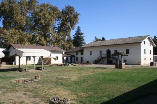 2006-10-06 10 Sutters Fort Innenhof.jpg