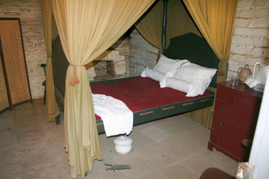 2006-10-06 11 Sutters Bett.jpg