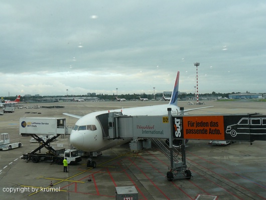 comp_flugzeug_am_duesseldorfer_flughafen_2.jpg