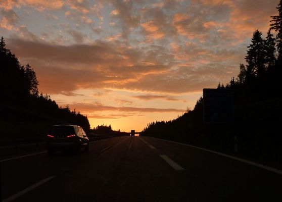 Sonnenuntergang auf der Autobahn bei Passau
