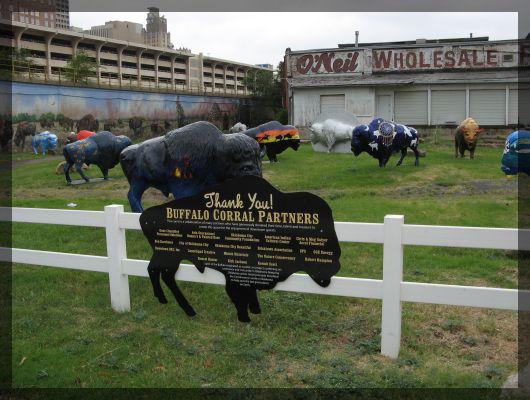 Gehege mit Bisonstatuen
