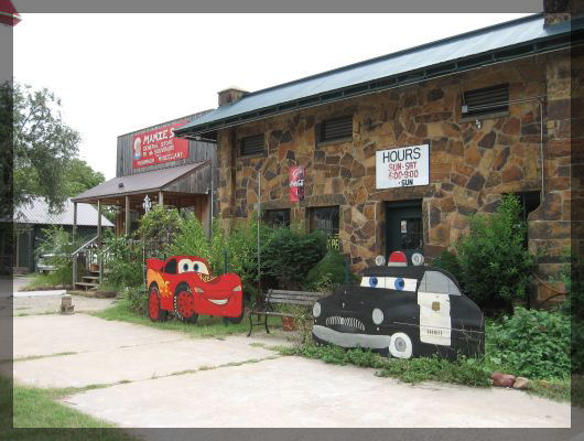 Cars-Charaktere vor Rock Cafe in Stroud
