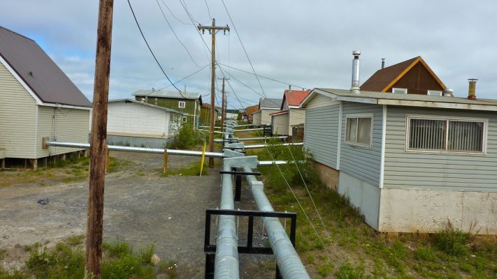 Die Leitungen in Tuktoyaktuk
sind alle oberirdisch aufgrund des Permafrostbodens
