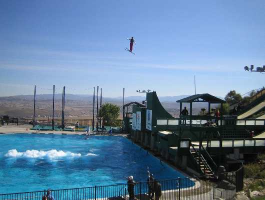Freestyle Skispringen in´s Becken
