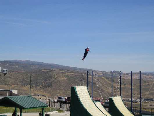 Freestyle Skispringen in´s Becken

