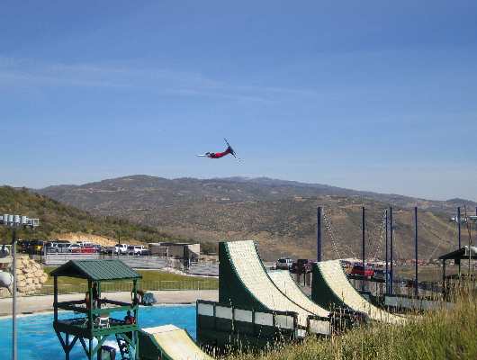 Freestyle Skispringen in´s Becken
