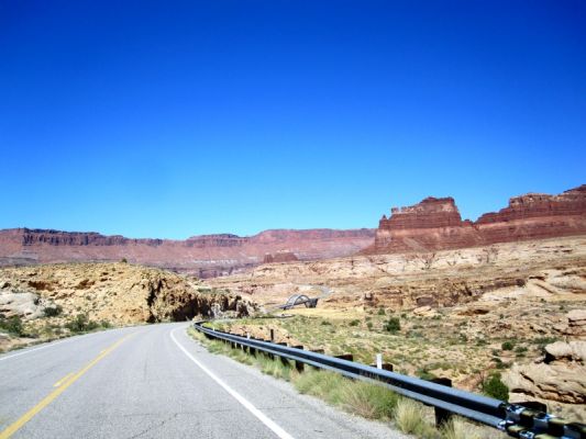 Utah 95 
Vor der Brücke über den Colorado

