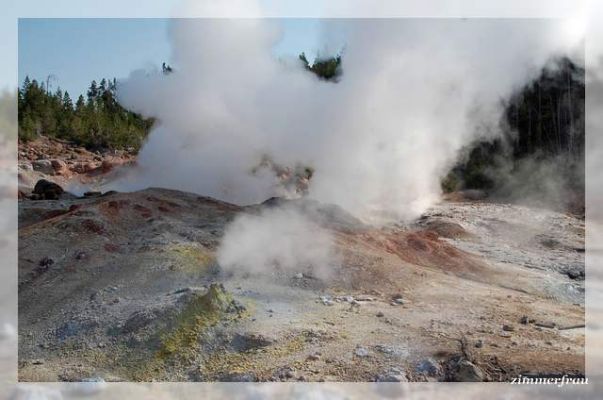 Dampfender Geysir
