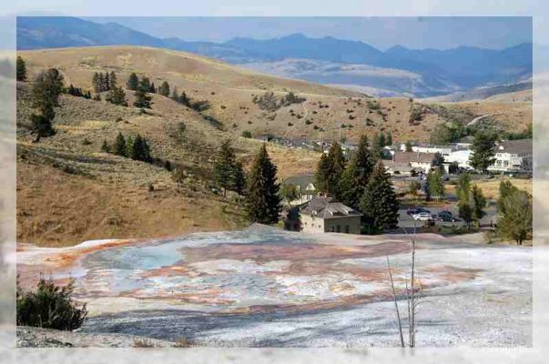 Blick von den Lower Terraces auf Mammoth H. Springs
