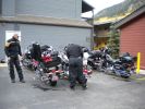 Packen der Mopeds am Morgen.