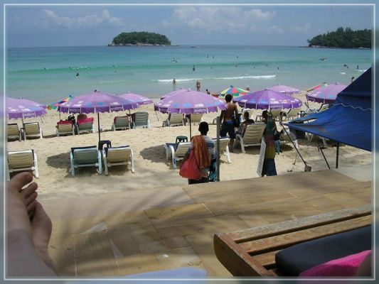 Kata Beach Resort - Blick von Pool area zum Strand
