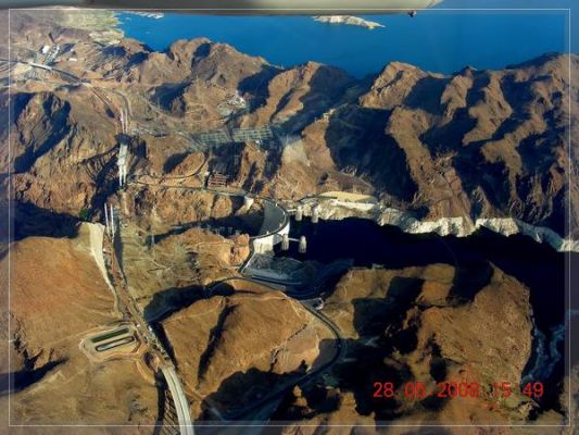 Hoover Dam und neuer Highway
