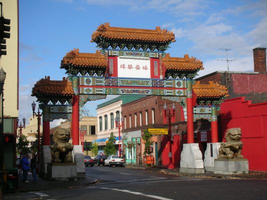 Chinatown
Das Tor zur Chinatown Portlands. Leute die aus San Francisco oder Vancouver kommen, haben nuer ein muedes Laecheln fuer Portlands kleine Chinatown ueber. Aber ein paar ordentliche China-Restaurants und einen schoenen chinesischen Garten gibt es dort immerhin.
Schlüsselwörter: Portland, Oregon, Chinatown