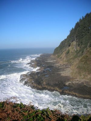 Devil's Churn
Devils Churn die Teufelswaschmaschine, an einem eher ruhigen Tag im Schonwaschgang.
Schlüsselwörter: Oregon, Coast, Cape Perpetua, Devil's Churn