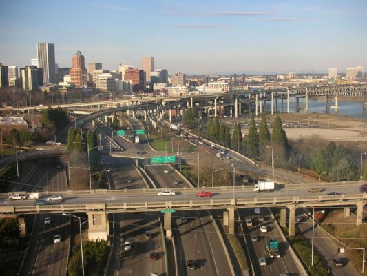 I-5
Da Portland das Geld fuer Verkehrsinfrastruktur eher in die MAX-Lightrail und die Strassenbahn gesteckt hat, ist der I-5 in Portland beruechtigt fuer seine Dauerstaus. Wer auf der Durchreise ist, sollte es vermeiden im Berufsverkehr durch Portland zu fahren. 
Schlüsselwörter: Portland, Oregon, Willamette, Marquam Bridge, I-5