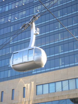 Die Aerial Tram
Die Aerial Tram ist eine Seilbahn, die von der South Waterfront zum OHSU-Campus hinauffuehrt. Sie bietet ein tollen Blicke ueber die Stadt.
Schlüsselwörter: Portland, Oregon, Aerial Tram