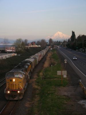 Mt.Hood im Abendlicht
Alpengluehen ueber dem Industriegebiet.
Schlüsselwörter: Portland, Oregon, Mt.Hood