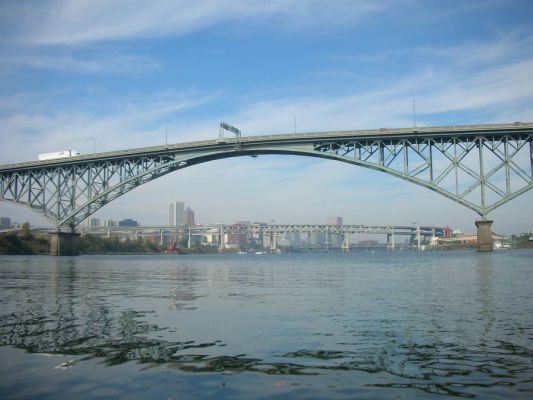 Bridgetown
Einer von Portlands Spitznamen ist Bridgetown. Warum zeigt das Bild. Vorne die Ross Island Bridge, dahinter die Marquam Bridge, ueber die der I-5 fuehrt und ganz hinten Hawthorne Bridge.
Schlüsselwörter: Portland, Oregon, Willamette, Ross Island Bridge, Marquam Bridge, I-5