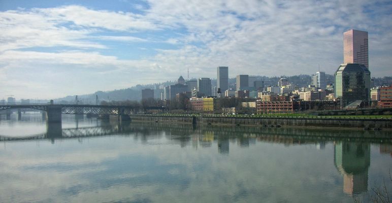 Portland OR
Downtown Portland spiegelt sich im Willamette River
