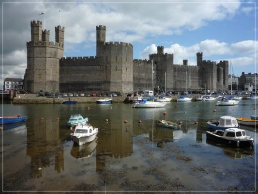 Caernarfon
...wer nach einer "richtiger" mittelalterlichen Burg sucht, ist in Wales gut aufgehoben.
