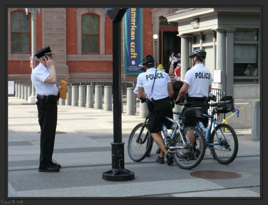 Polizei in kurzen Hosen
