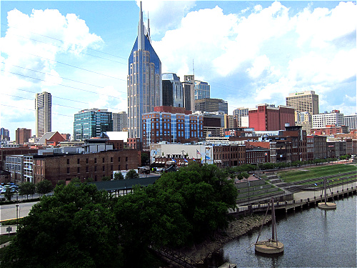 Nashville Cumberlandriver und AT&T Tower
