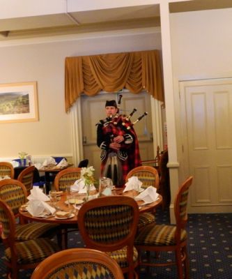 Dudelsackspieler im Grant Arms Hotel
