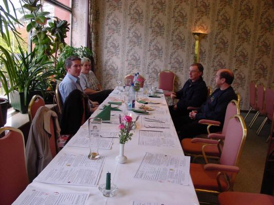 Mittagessen am Sonntag
im Vordergrund 2x Wolfgang, hinten Anette (links) sowie Michael (rechts).
Schlüsselwörter: Weekend Event