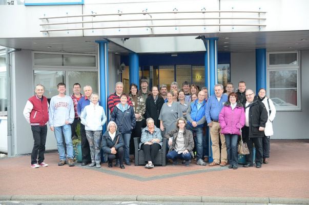 Gruppenfoto aller Teilnehmer
