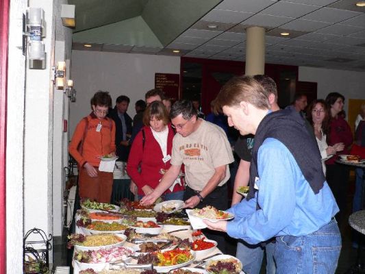 Die "Vegetarier" ;-))
An der Salatbar stehen von rechts nach links: Bellagio, Matze, Martina (Frau von Matze) und german_harm_mac
