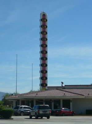 Riesen-Thermometer in Baker
